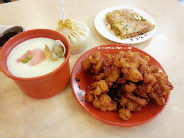 Egg Custard, Steamed Juicy Crab Roe Bun, Fried Chicken and Sticky Rice Pancake @ He Feng Lou, City God Temple, Shanghai